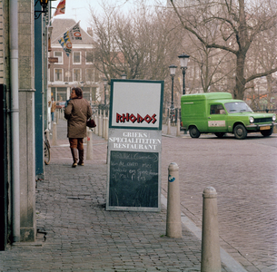 846365 Afbeelding van het menubord voor het pand Oudegracht 205 (Grieks restaurant Rhodos) te Utrecht.